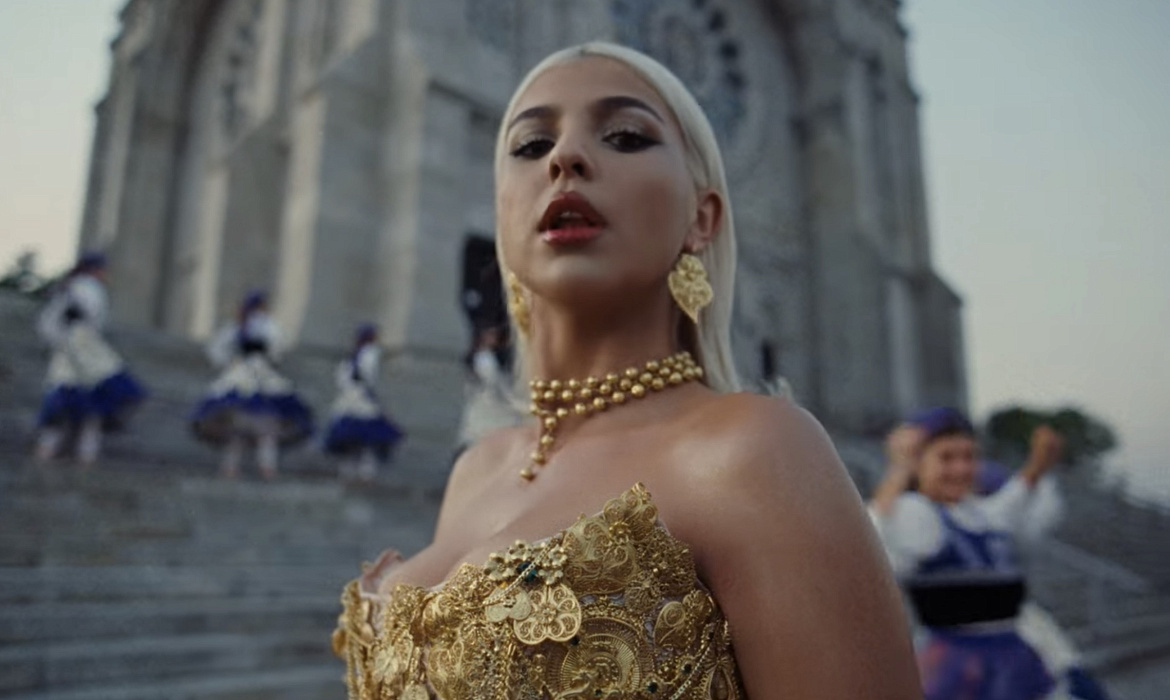 Um vestido de 7 kg e que custa, no mínimo, 90 mil euros