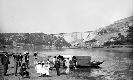 Porto 19th century. Crossing the Douro River
