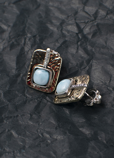 Brincos com larimar