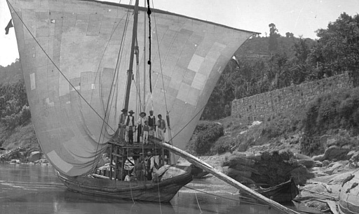 Barco rabelo com mercadorias e pessoas, ancorado numa das margens do Rio Douro , no início do século XX