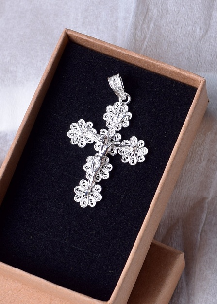 Cruz de prata com uma estatueta de Jesus